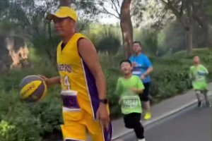 一般人搞不定！科密参加半程马拉松以双手运球方式完赛致敬科比