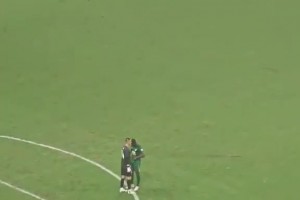 不能耽误看球！江苏某地婚礼现场大屏仍在播放苏超