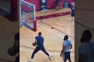 名场面：威少当着哈登的面，滑稽模仿他的后撤步！登哥都懵了