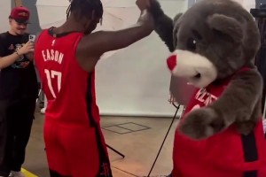 火箭新的舞蹈担当登场了！伊森媒体日当天先和火箭熊尬舞一段~