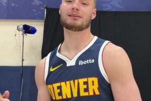 和浓眉再聚首！拉塞尔身披独行侠5号球衣拍摄定妆照