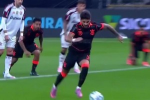 这也太抽象了科林蒂安球员勺子点球直接送到对手门将手中