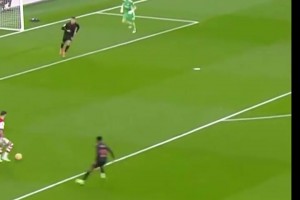 技术流的魅力！苏亚雷斯神作：在科洛奇尼推搡下完成同向卸球！