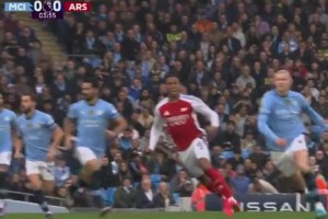 男人对决！当年哈兰德和萨利巴这对抗也太狠了，脑袋都撞一起了