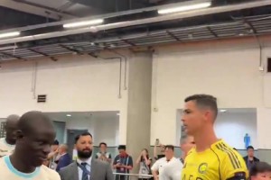 不是很熟？坎特从C罗旁边经过，没有互动