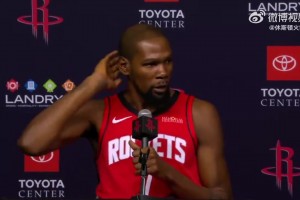 加起来一百多岁了！库里+追梦+巴特勒媒体日同框合影