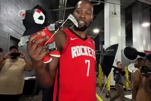 杜兰特出席媒体日 火箭熊赠送其一个手拿死神镰刀的火箭熊玩偶~