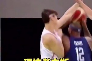 王哲林硬刚考辛斯对比易建联硬刚加索尔，谁的力量更强？