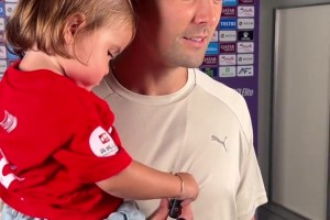 亚冠赢球后谢场的喜悦!既然拿下了胜利，那就尽情欢呼吧！