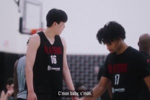 认真听讲！卢普斯训练营激情指导 看来杨瀚森的英语进步很大