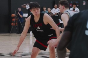 杨瀚森丝滑转身强硬上篮！开拓者官推称赞：这菜鸟不简单