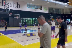 你俩训练二人转啊！小贾巴里点飞申京，再助攻KD中投命中