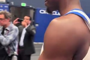 你挺像我洛杉矶一个朋友！巴特勒调侃库里保镖！