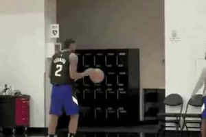 小卡炫耀自己的恐怖大手掌，一旁的保罗估计很羡慕吧