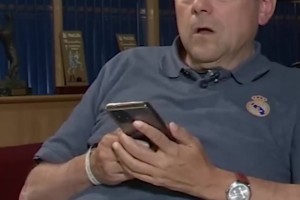 敌人的敌人是朋友！皇马死忠龙塞罗目睹国米巴萨史诗对决时的反应