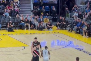 来了！杨瀚森接队友卡马拉传球，双手勉扣，拿下NBA季前首分！