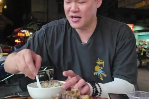 真爱吃海鲜啊！朱芳雨对老板喊道：老板娘，再加两个螃蟹！膏蟹！