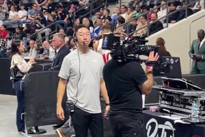 库里和小粉丝击掌！这娃大喊：我再也不洗手了