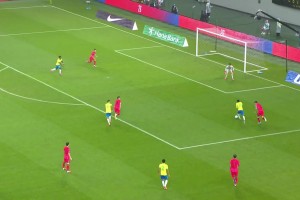 超级超级巨大失误！金玟哉后场转身失误被断，埃斯特旺轻松破门