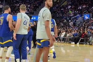 小盆友们似乎还不太兴奋~小佩顿笑眯眯给4位库里小球迷签名