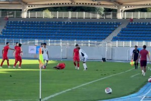 只给黄牌？？王钰栋热身赛遭对方飞踹