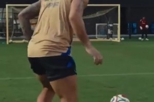 劳塔罗训练场秀射术！网友调侃：看来今天上场的又是马丁内斯