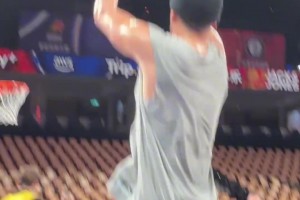 必须得给布克上上强度！国产卡戴珊肘姐：卡戴珊来看布克打球了~