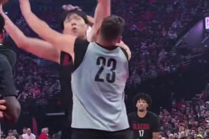 看看杨瀚森在训练赛中如何用脚步生吃克林根，后者根本防不住！