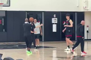 看得出来真重视比卢普斯夏联期间曾亲自讲解，教杨瀚森跑位！