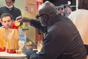 网友在澳门麦当劳偶遇奥尼尔：吃汉堡跟吃月饼一样