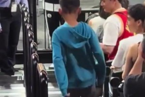 可惜没能上场！周琦儿子跑去现场看曾凡博，被小曾直接举起来！