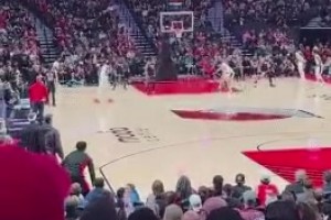 直接竞争对手！杨瀚森梦幻脚步打进，克林根在场边单手指天庆祝！