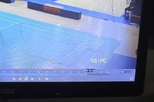 很好的战术！杜兰特被包夹后分球，海王弧顶策应，小贾底角三分！