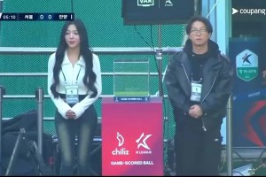 身材比真好！韩国演员朴圣光和妻子来现场看林加德比赛