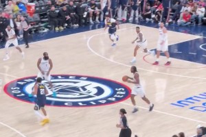 燃起来了！小卡抢断约基奇，反击飚进追身三分！看嗨主场球迷！