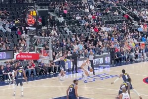 老船长登场！保罗作为快船球员首次在新主场出战，全场热烈掌声！