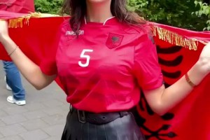 烈焰红唇！阿尔巴尼亚女主持大秀性感身材，这一抹红真好看