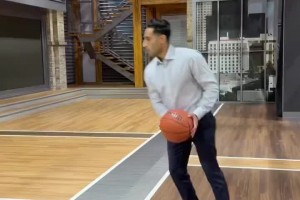 名记Shams爆料雄鹿签下字母弟，顺便展示了一下自己的球技