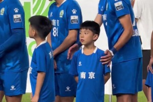 苏超小球童爆笑原地石化！网友：六万人场中央，眼睛看不过来