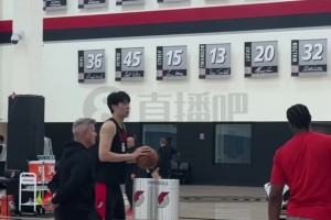 这投篮姿势标准吧！杨瀚森状态轻松练习罚球，与教练有说有笑！