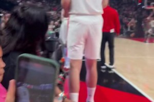 这个位置得花不少钱吧？一球迷晒视频：在场边观战杨瀚森比赛