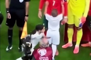 偶像！现场直拍：赛前小球童求抱抱，C罗欣然接受俯身满足要求！