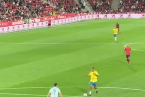 足球精灵！名场面：小罗牛尾巴轻松过掉门将打进空门！