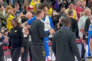 还是很爱东契奇与独行侠前队友一一拥抱谈心，与浓眉有说有笑