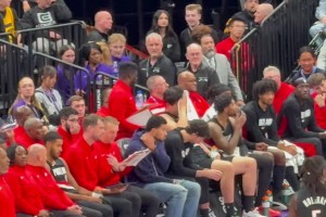 今天六犯离场有点委屈啊！杨瀚森在替补席上直接爆哭了