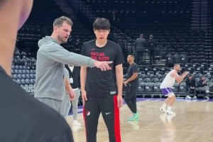 英语是真有长进！杨瀚森赛前接受斯普利特指导，已不用翻译帮忙！