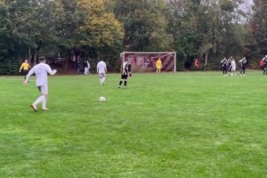 踢出这样一脚球，你在你们村不得横着走