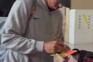 人气火爆，瓦科被球迷们围住签名