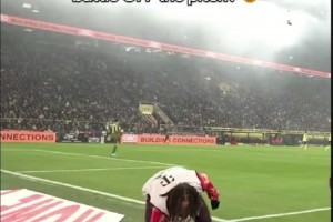 身材走样但球技还在！大罗：小小机器人，随便一脚弧线就进了~