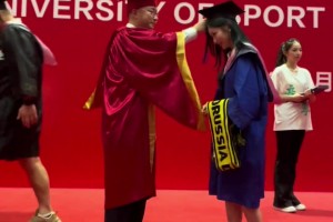 罗伊斯看着莱万：后来你们都去了拜仁，只有我留守在多特